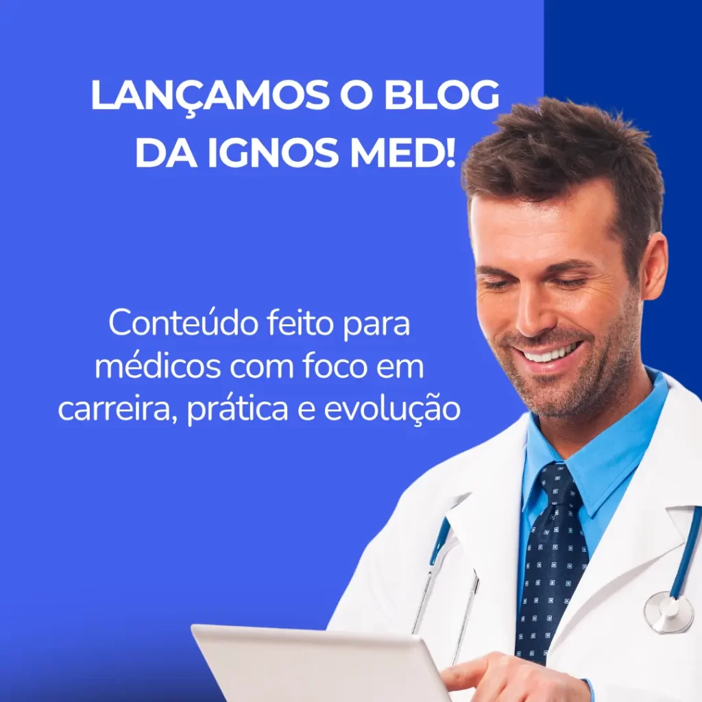 Médico sorridente usando tablet com fundo azul e texto: Bem-vindo ao blog da Ignos Med. Conteúdo direto, prático e feito para médicos.