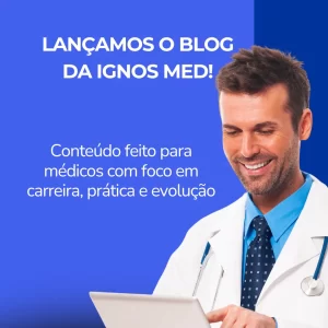 Médico sorridente usando tablet com fundo azul e texto: Bem-vindo ao blog da Ignos Med. Conteúdo direto, prático e feito para médicos.