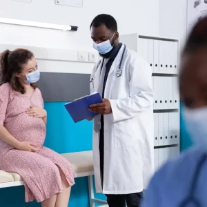 gestante sendo atendida durante pandemia de covid-19.