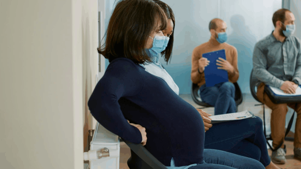 gestante esperando ser atendida durante pandemia de covid-19