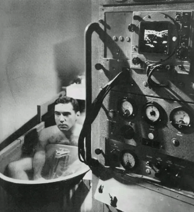 foto antiga, de paciente dentro de uma banheira durante um exame de imagem