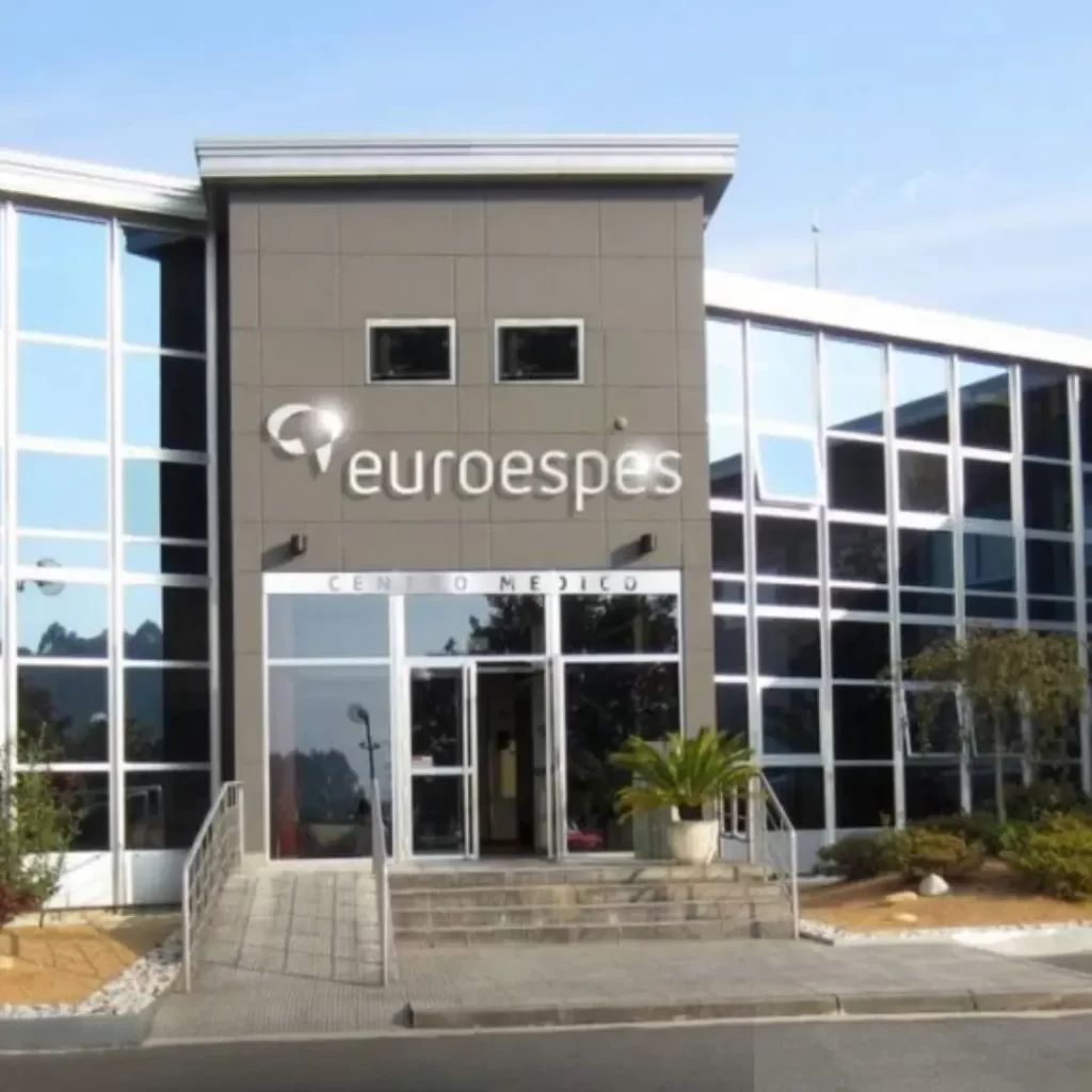 Entrada principal do Centro Médico EuroEspes, referência em pesquisa científica
