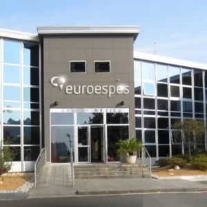 Entrada principal do Centro Médico EuroEspes, referência em pesquisa científica